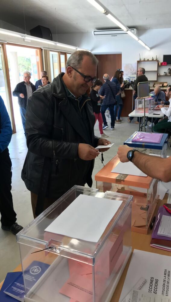 Pascual Moxica, candidato al Senado de VOX votando.