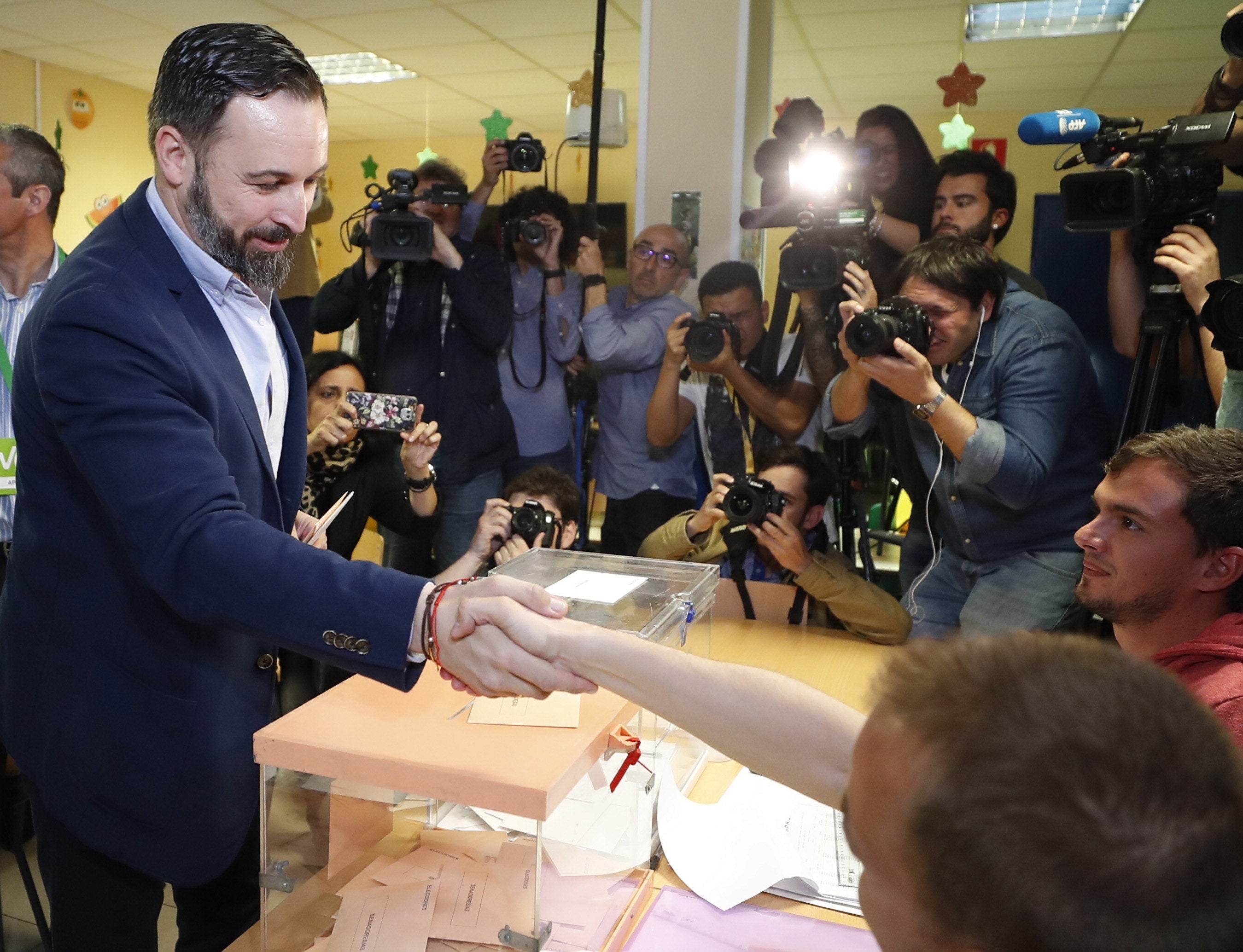 Abascal pide que se respete el resultado electoral de "millones de españoles que votan con esperanza y sin miedo" Abascal pide que se respete el resultado electoral de "millones de españoles que votan con esperanza y sin miedo"