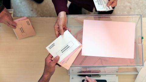 Una persona ejerce su derecho al voto para las elecciones generales 