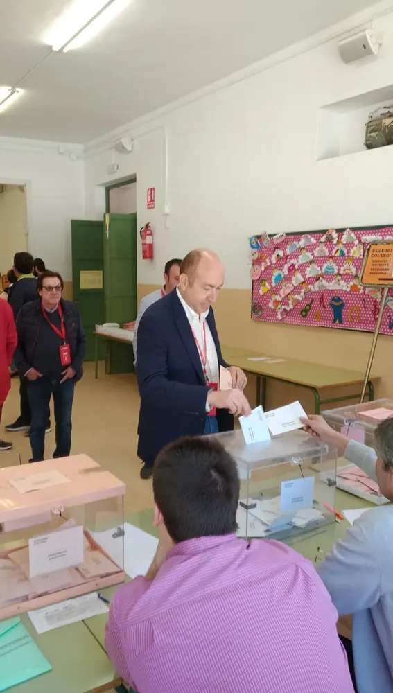 Alejandro Soler, candidato del PSOE al Congreso ejerce su derecho al voto.
