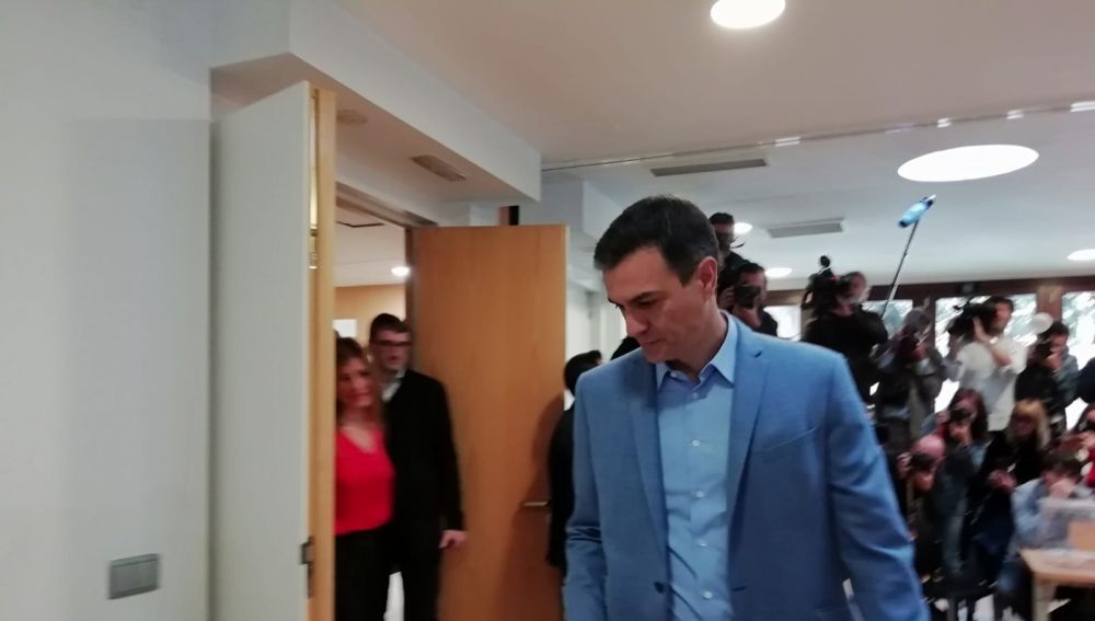 Pedro Sánchez vota en Pozuelo (Madrid)