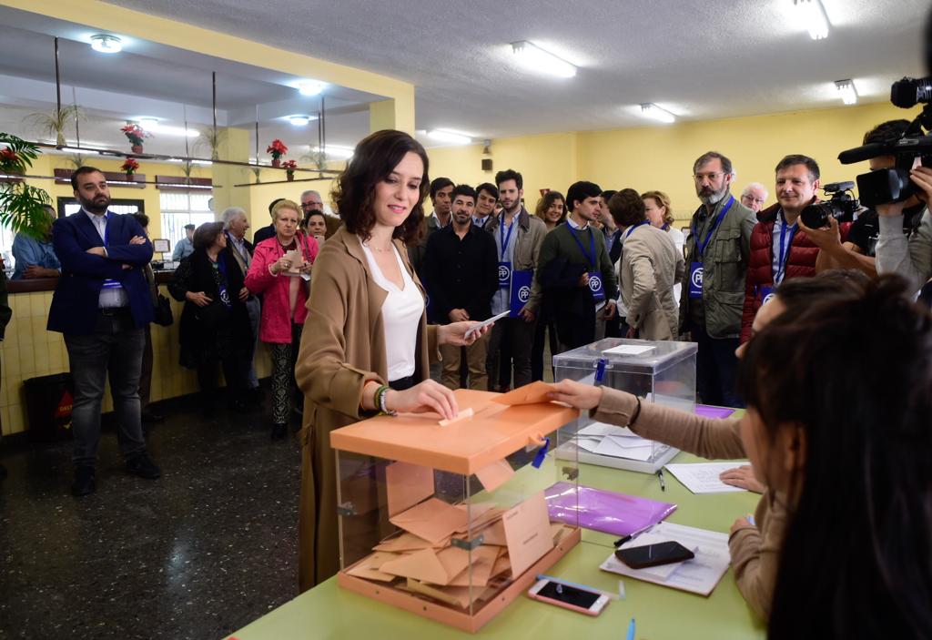 Ayuso cree que se producirá el cambio en España con los partidos que quieren que siga siendo "una gran nación" Ayuso cree que se producirá el cambio en España con los partidos que quieren que siga siendo "una gran nación"