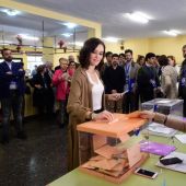 Isabel Díaz Ayuso vota en Madrid 