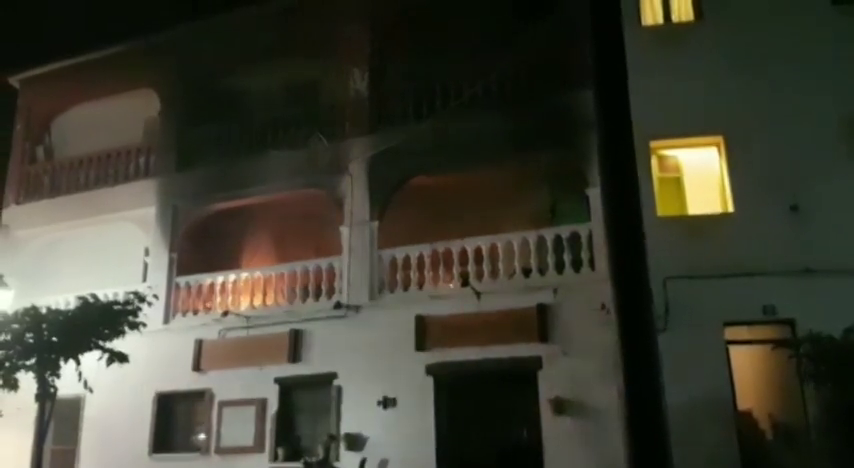 Un hombre muere al lanzarse por la ventana para huir de un incendio Un hombre muere al lanzarse por la ventana para huir de un incendio
