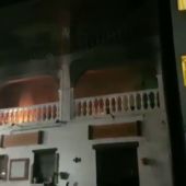 Varios vecinos rescatan a una joven en el incendio de su casa