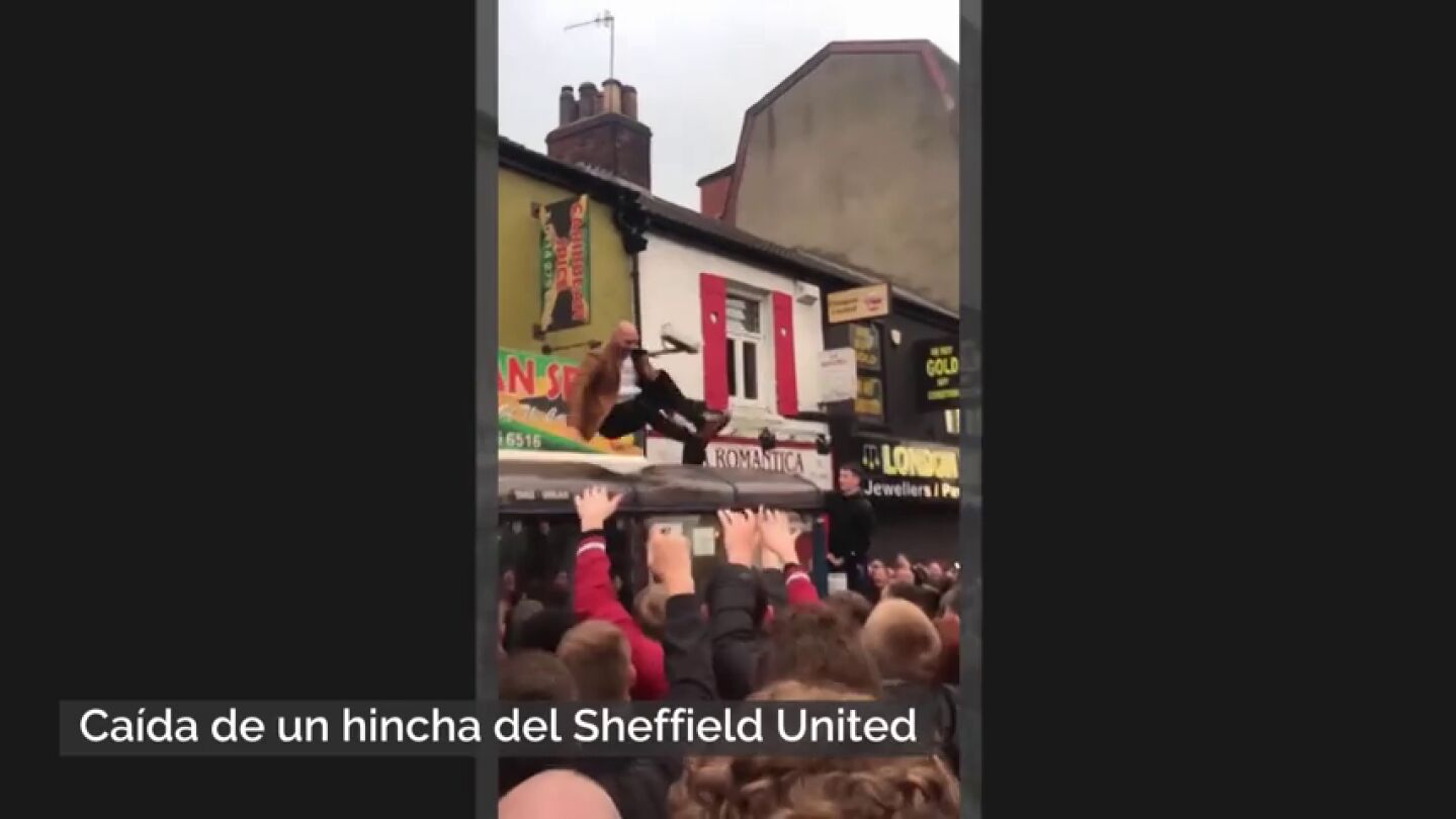 La rid&iacute;cula ca&iacute;da de un hincha del Sheffield United celebrando el ascenso a la Premier