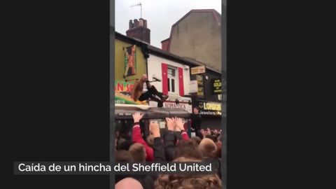 La rid&iacute;cula ca&iacute;da de un hincha del Sheffield United celebrando el ascenso a la Premier