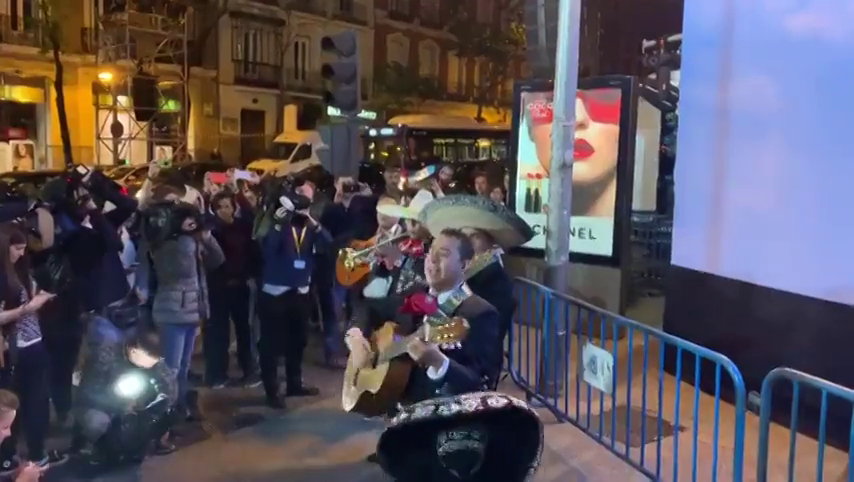 Usuarios de Forocoches envían a la sede del PP a un grupo de mariachis al grito de "canta y no llores" Usuarios de Forocoches envían a la sede del PP a un grupo de mariachis al grito de "canta y no llores"
