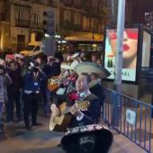 Forocoches envía un grupo de mariachis a la sede del PP al son de “canta y no llores” tras la debacle electoral