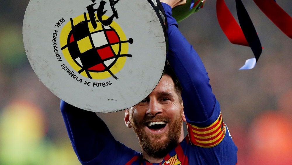 Messi, con el trofeo de campeones de Liga