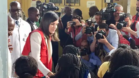 La reina Letizia visita el Centro de Investigación de la Malaria en Maniça La reina Letizia visita el Centro de Investigación de la Malaria en Maniça