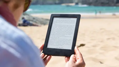 Mujer leyendo un libro electrónico Mujer leyendo un libro electrónico