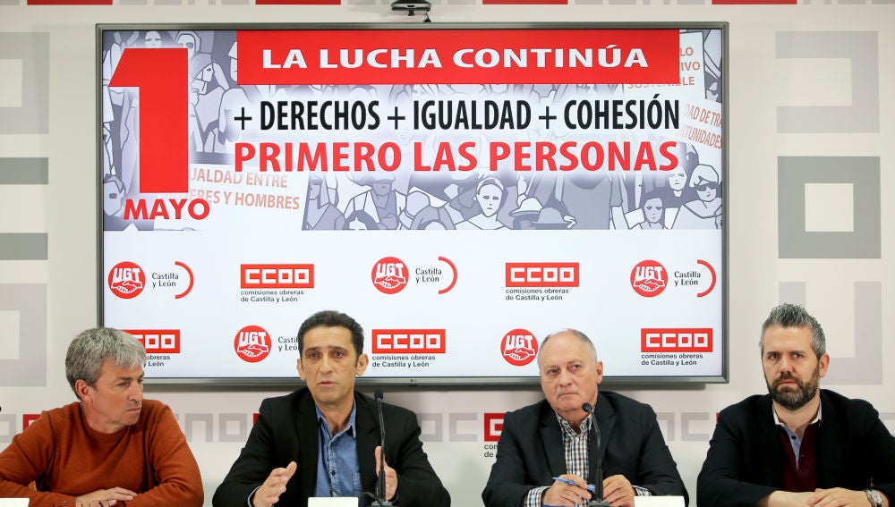 Los secretarios generales de CCOO y UGT, Vicente Andrés y Faustino Temprano, en cada caso, acompañados de otros cargos de ambos sindicatos, presentan el manifiesto y las movilizaciones del 1 de mayo en Castilla y León