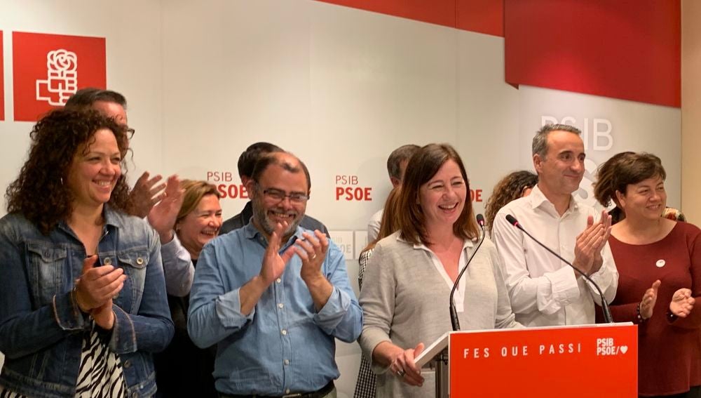 Francina Armengol celebrando la victoria del PSIB en las elecciones generales. 