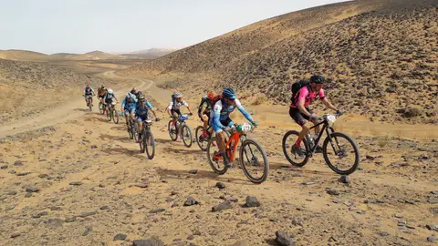 Varios participantes durante una etapa de la Titan Desert Varios participantes durante una etapa de la Titan Desert