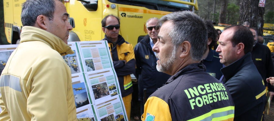 Algunos de los efectivos que trabajan en la campaña contra incendios forestales de Baleares Algunos de los efectivos que trabajan en la campaña contra incendios forestales de Baleares