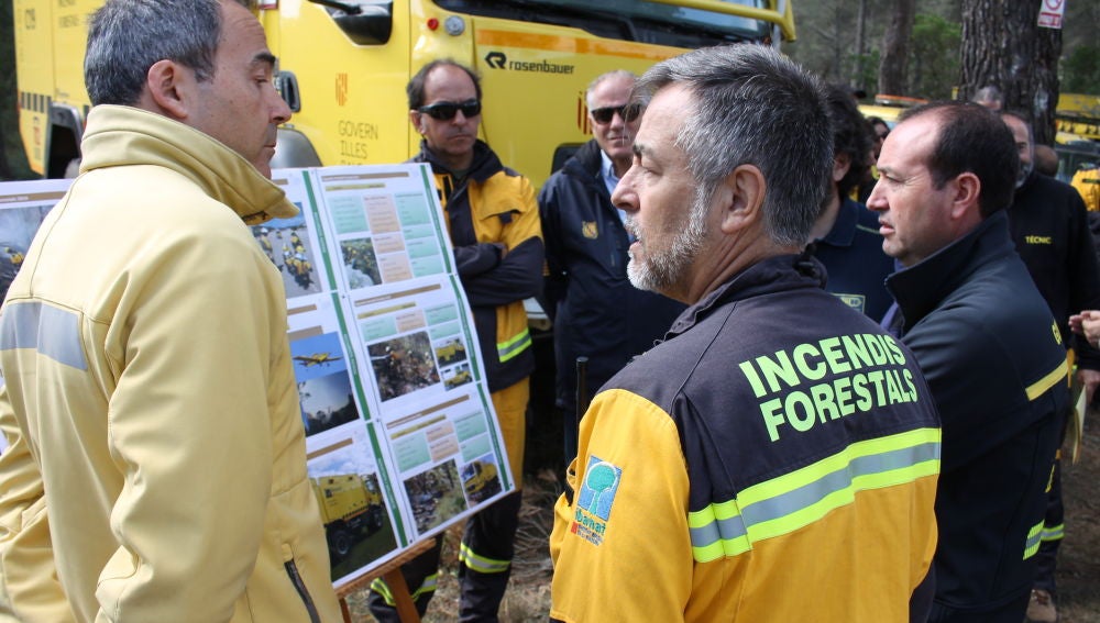 Algunos de los efectivos que trabajan en la campaña contra incendios forestales de Baleares