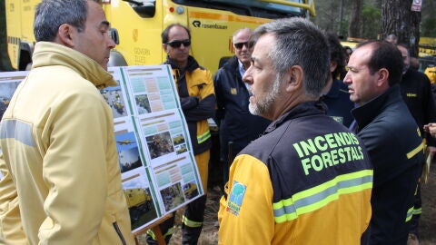 Algunos de los efectivos que trabajan en la campa&ntilde;a contra incendios forestales de Baleares