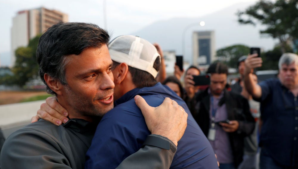 Leopoldo López abandona la Embajada de Chile en Venezuela y se traslada junto a su familia a la de España Leopoldo López abandona la Embajada de Chile en Venezuela y se traslada junto a su familia a la de España