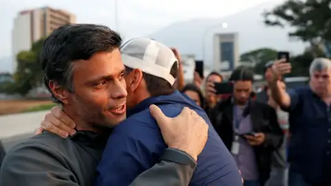 A3 Noticias 1 (30-04-2019) Leopoldo López, liberado de su arresto domiciliario por fuerzas opositoras A3 Noticias 1 (30-04-2019) Leopoldo López, liberado de su arresto domiciliario por fuerzas opositoras