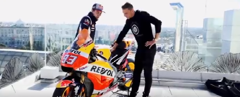 Márquez le enseña a Joaquín los secretos de su moto : "No he cogido una moto en mi vida, Hulio" Márquez le enseña a Joaquín los secretos de su moto : "No he cogido una moto en mi vida, Hulio"