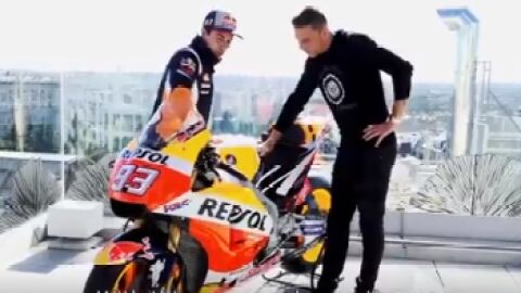 M&aacute;rquez ense&ntilde;&aacute;ndole la moto a Joaqu&iacute;n