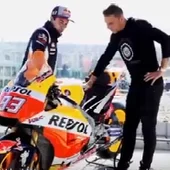 Márquez enseñándole la moto a Joaquín Márquez enseñándole la moto a Joaquín