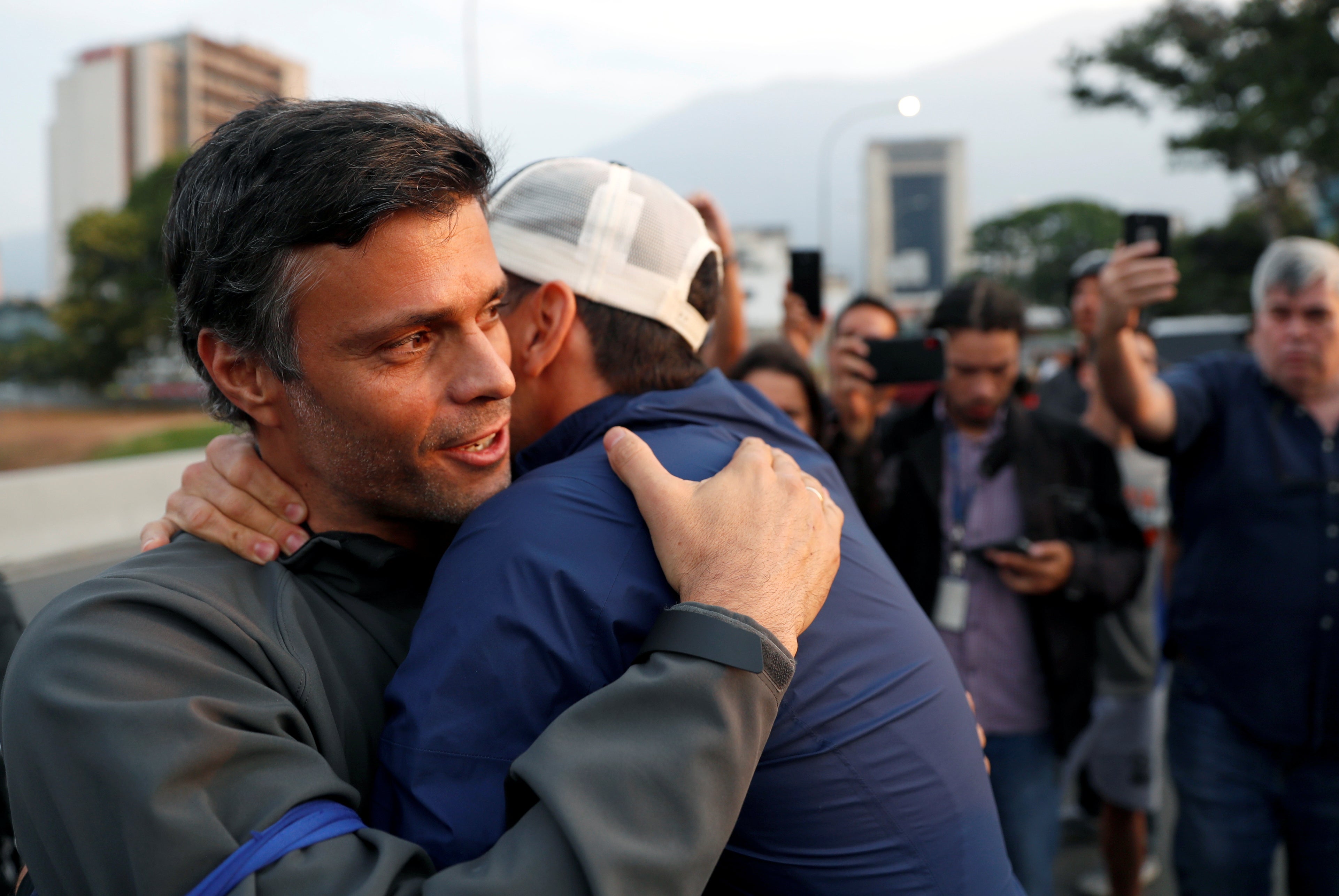 Leopoldo López y su familia se refugian como "huéspedes" en la Embajada de Chile en Venezuela Leopoldo López y su familia se refugian como "huéspedes" en la Embajada de Chile en Venezuela