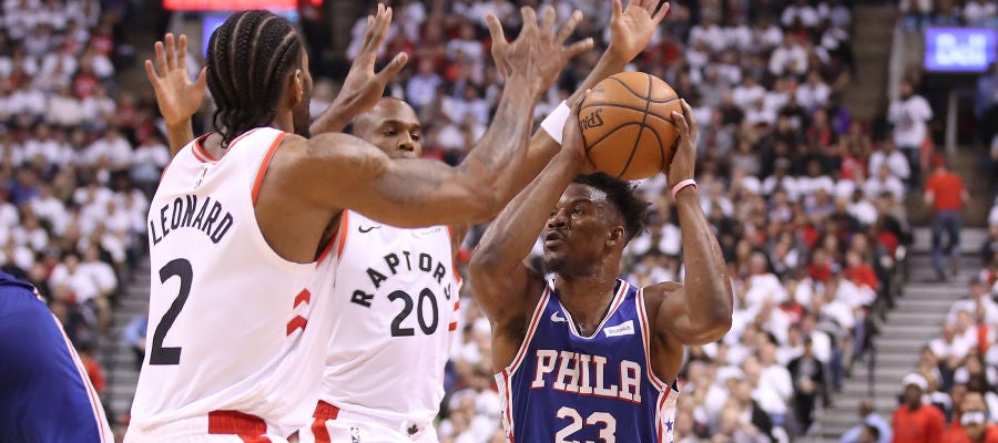 Jimmy Butler intenta zafarse de la defensa de Leonard y Meeks Jimmy Butler intenta zafarse de la defensa de Leonard y Meeks