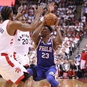 Jimmy Butler intenta zafarse de la defensa de Leonard y Meeks Jimmy Butler intenta zafarse de la defensa de Leonard y Meeks