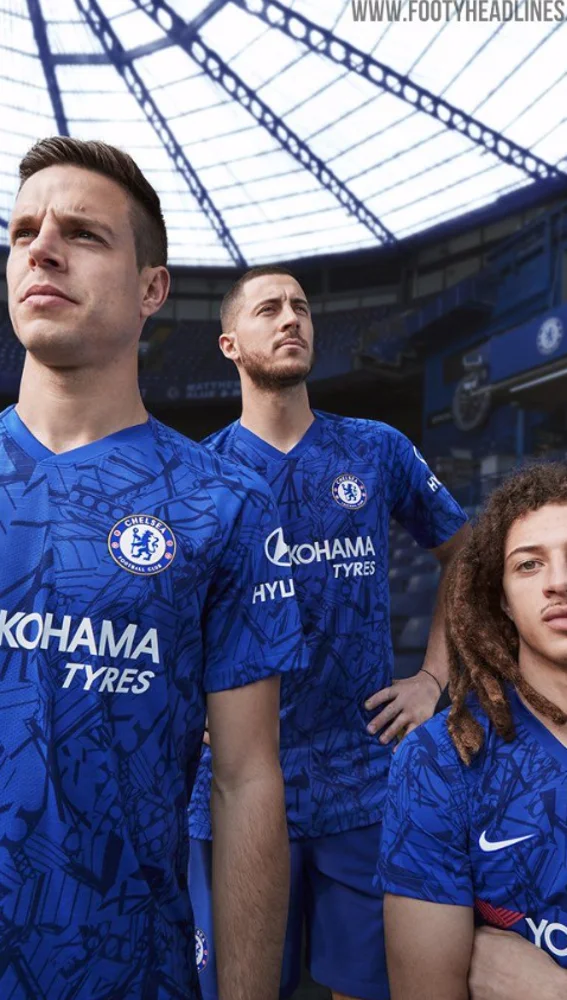 Hazard posa con la nueva camiseta del Chelsea