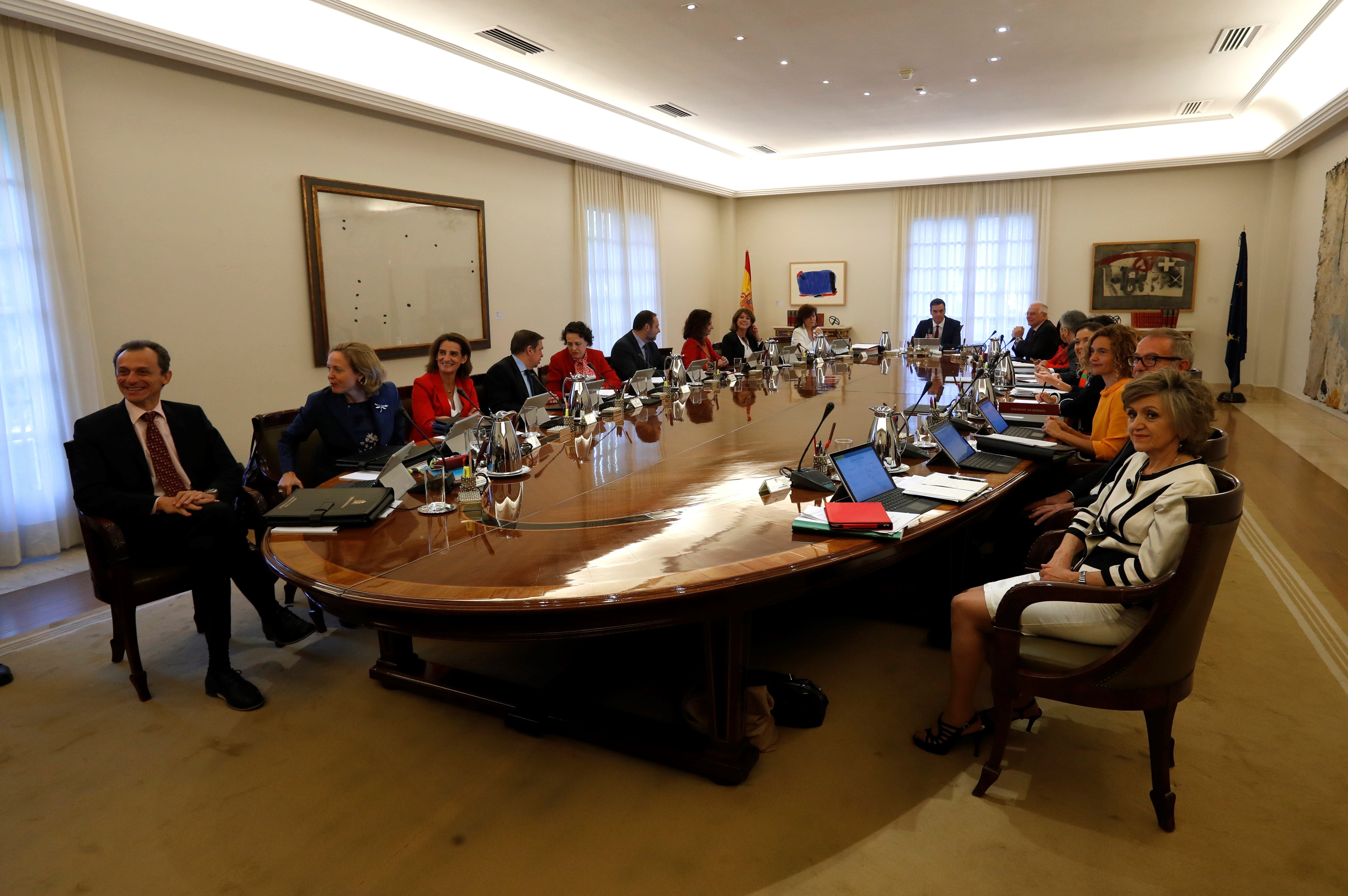 España convoca al embajador de EEUU por los aranceles y avanza que si se confirman activará medidas legales España convoca al embajador de EEUU por los aranceles y avanza que si se confirman activará medidas legales