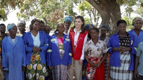 La Reina Letizia se re&uacute;ne con los cooperantes en Beira (Mozambique), la parte m&aacute;s afectada por el cicl&oacute;n