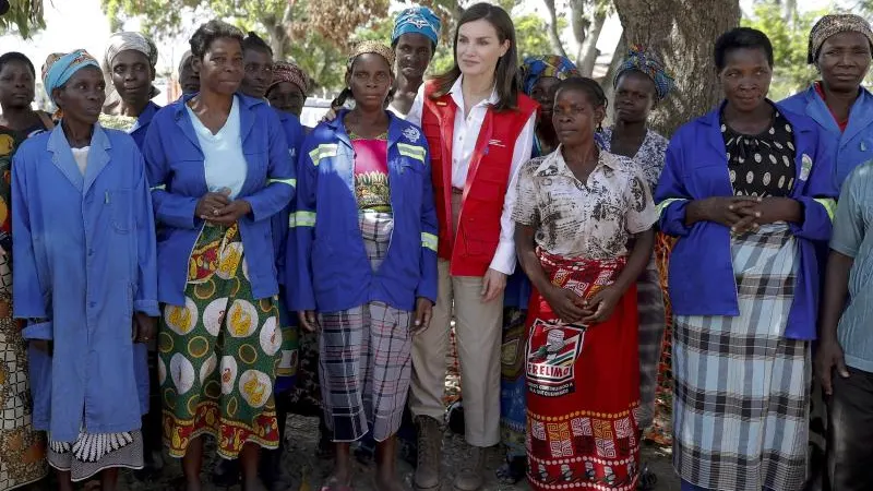 La Reina Letizia se re&uacute;ne con los cooperantes en Beira (Mozambique), la parte m&aacute;s afectada por el cicl&oacute;n