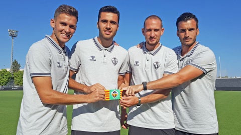 Delgado junto al resto de los capitanes albinegros