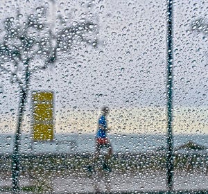A pesar de las lluvia, algunos mantienen sus rutinas A pesar de las lluvia, algunos mantienen sus rutinas