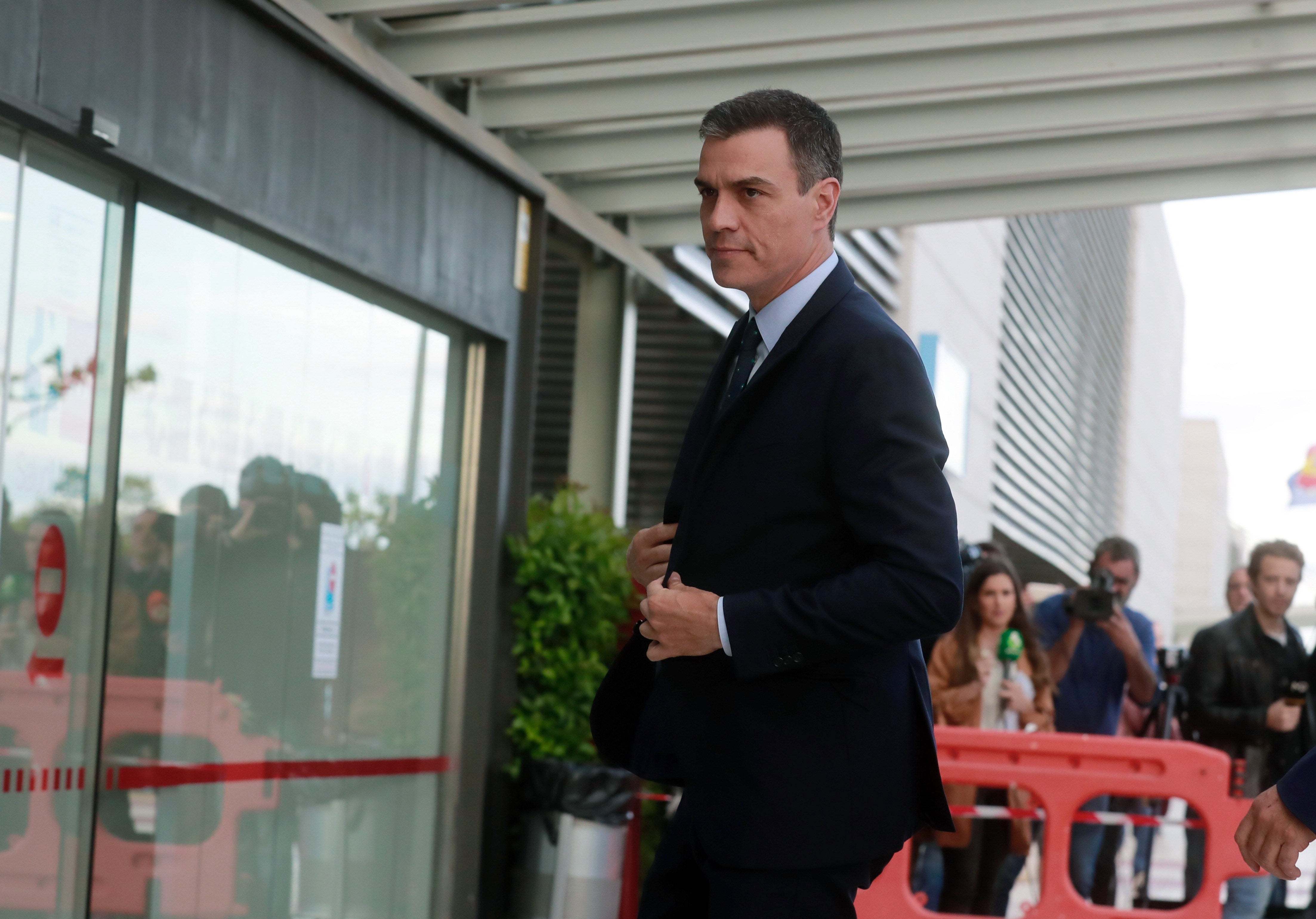 Pedro Sánchez abandona con gesto muy triste el Hospital en el que se encuentra ingresado Rubalcaba Pedro Sánchez abandona con gesto muy triste el Hospital en el que se encuentra ingresado Rubalcaba