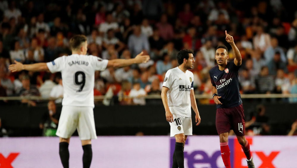 Aubameyang celebra uno de sus goles contra el Valencia