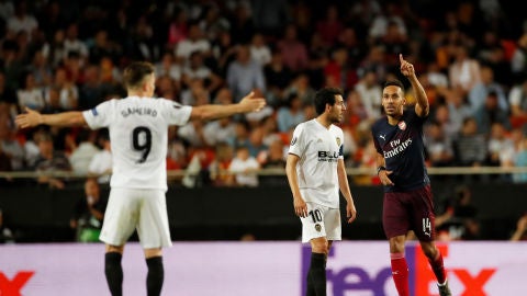 Aubameyang celebra uno de sus goles contra el Valencia