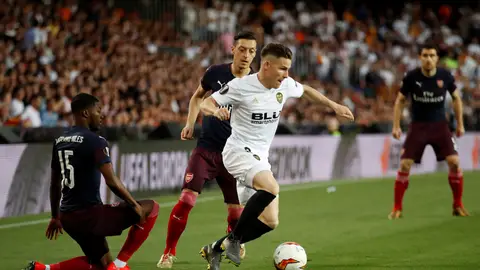 Gameiro, en acción contra el Arsenal Gameiro, en acción contra el Arsenal