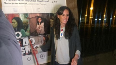 Nieves Peinado durante la pegada de carteles Nieves Peinado durante la pegada de carteles
