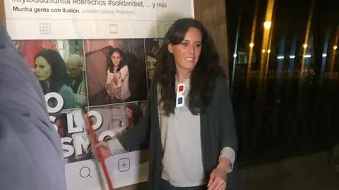 Nieves Peinado durante la pegada de carteles Nieves Peinado durante la pegada de carteles