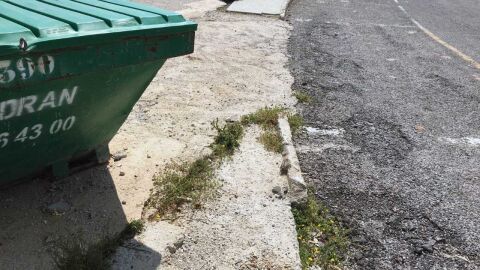 Pavimento en mal estado en el Cementerio Nuevo de Elche.