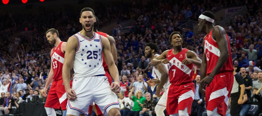 Ben Simmons celebra una canasta ante los jugadores de Toronto Raptors Ben Simmons celebra una canasta ante los jugadores de Toronto Raptors