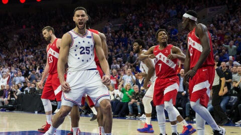 Ben Simmons celebra una canasta ante los jugadores de Toronto Raptors