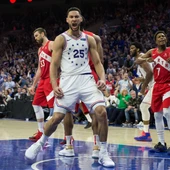Ben Simmons celebra una canasta ante los jugadores de Toronto Raptors Ben Simmons celebra una canasta ante los jugadores de Toronto Raptors