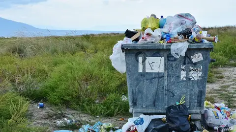 Bolsas de plástico en contenedor de basura Bolsas de plástico en contenedor de basura