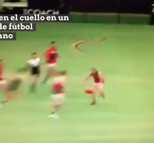 Duras imágenes: le rompen el cuello en un partido de fútbol australiano Duras imágenes: le rompen el cuello en un partido de fútbol australiano