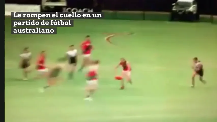 Duras imágenes: le rompen el cuello en un partido de fútbol australiano Duras imágenes: le rompen el cuello en un partido de fútbol australiano