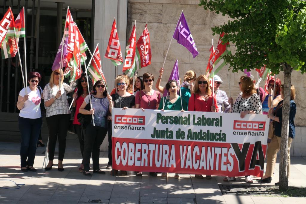 Concentración de trabajadores a las puertas de la Junta en Granada Concentración de trabajadores a las puertas de la Junta en Granada